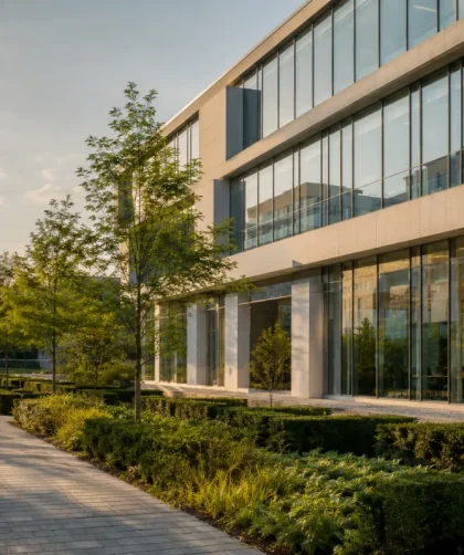 Vue d'ensemble d'un immeuble de bureaux modernes avec panneaux solaires en toiture sous ciel dégagé