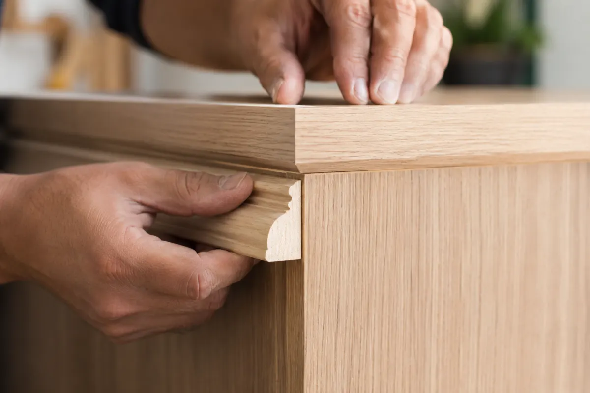 Gros plan sur la découpe d angle d une moulure en bois brut de hêtre