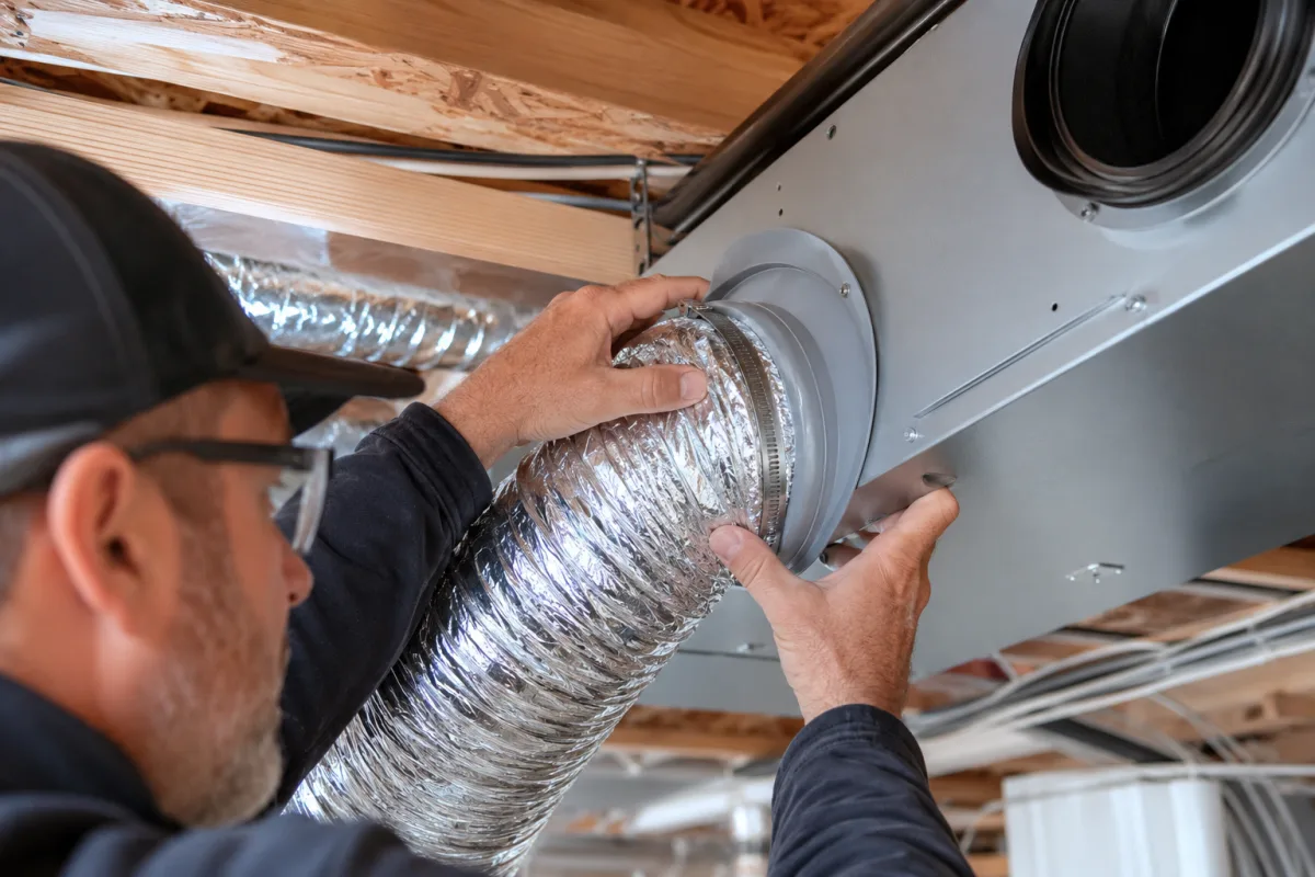 Gros plan sur les grilles de finition méticuleusement posées d'une bouche de ventilation moderne